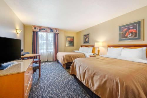 Ένα ή περισσότερα κρεβάτια σε δωμάτιο στο Clarion Inn Ormond Beach at Destination Daytona