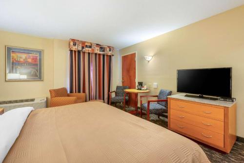 Μια τηλεόραση ή/και κέντρο ψυχαγωγίας στο Clarion Inn Ormond Beach at Destination Daytona