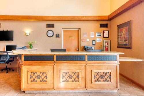 Μια τηλεόραση ή/και κέντρο ψυχαγωγίας στο Clarion Inn Ormond Beach at Destination Daytona