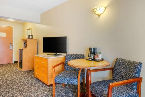 Μια τηλεόραση ή/και κέντρο ψυχαγωγίας στο Clarion Inn Ormond Beach at Destination Daytona