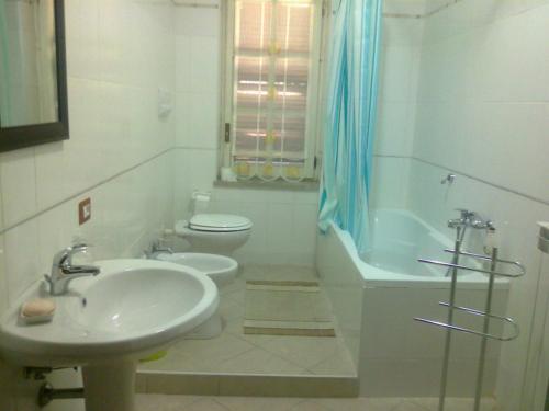 a bathroom with a sink and a toilet and a tub at La Casa Di Mirò in Catanzaro Lido