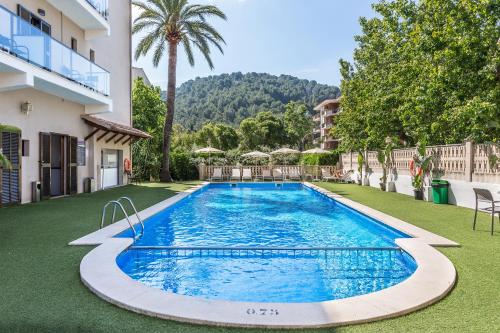 una piscina en un patio junto a un edificio en FERGUS Style Soller Beach, en Puerto de Sóller