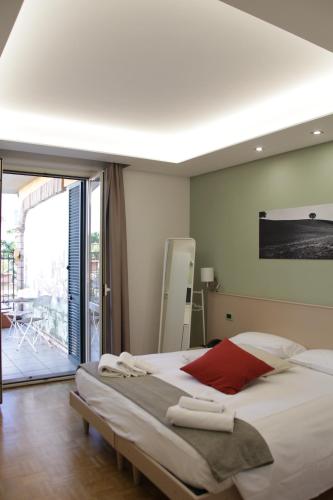 ヴェトラッラにあるAlbergo Da Benedettaのベッドルーム(大型ベッド1台、バルコニー付)