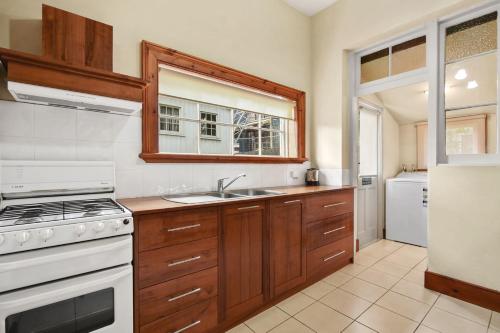 A kitchen or kitchenette at Apartments at York Mansions