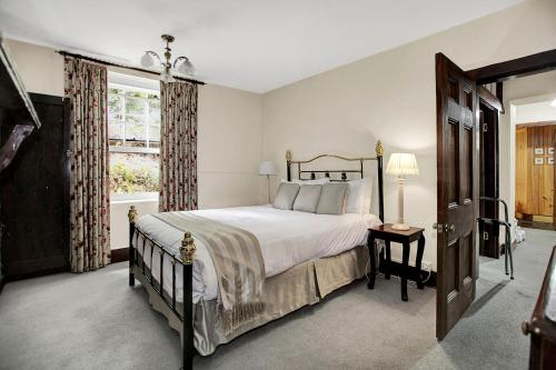 A bed or beds in a room at Apartments at York Mansions