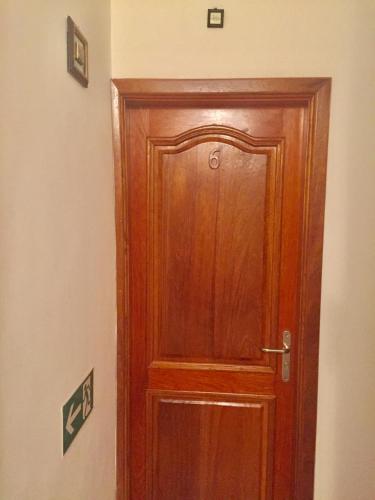 a wooden door in the corner of a room at Résidence ARCHANGE in Pointe-Noire