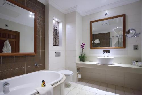 Un baño de The Culloden Estate and Spa