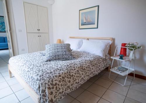 a bedroom with a bed and a table with a night stand at La finestra sul borgo in Atrani