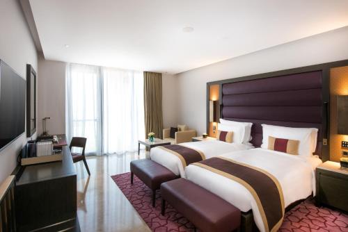 Postel nebo postele na pokoji v ubytování Kempinski Hotel Muscat