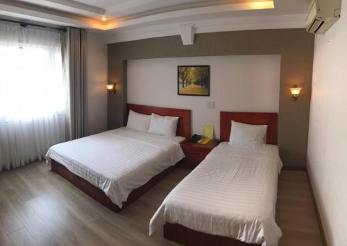 Кровать или кровати в номере Nam Hy 1 Hotel
