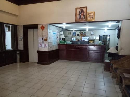 un hall avec une salle d'attente avec un comptoir dans l'établissement Queen Songkhla Hotel, à Songkhla