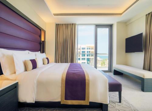 Postel nebo postele na pokoji v ubytování Kempinski Hotel Muscat