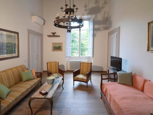 ein Wohnzimmer mit 2 Sofas und einem TV in der Unterkunft Giardino D'Azeglio Locazione Turistica in Florenz