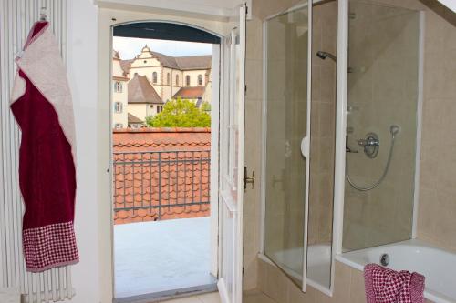baño con ducha y puerta de cristal en Villa Beckmann, en Gengenbach