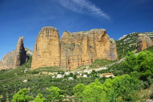 Une montagne avec un village en face dans l'établissement APARTAMENTO FONTELLAS-AYERBE, à Fontellas