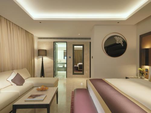 Postel nebo postele na pokoji v ubytování Kempinski Hotel Muscat