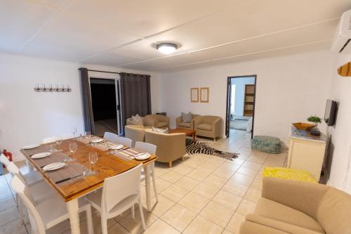 una sala da pranzo con tavolo e sedie di Kransplaas - Springbok Cottage a Adendorp