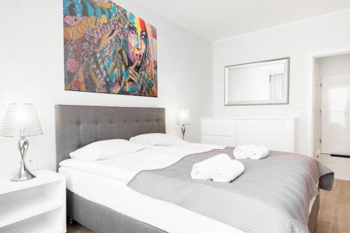 ein weißes Schlafzimmer mit 2 Handtüchern auf dem Bett in der Unterkunft Apartments Warsaw Dzielna by Renters in Warschau