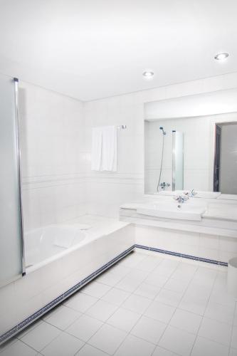 Bilik mandi di Park Plaza Suites Apartamentos