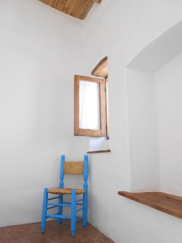 a blue chair in a room with a mirror at Hosteria Villa Cardon in Cachí