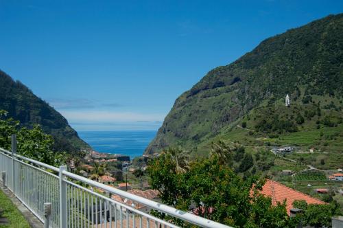 vistas a un valle entre dos montañas en Terrace View House (Cantinho das Feiteiras) en São Vicente