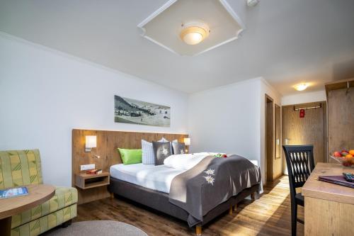 Postel nebo postele na pokoji v ubytování Hotel Das Schlossberg superior