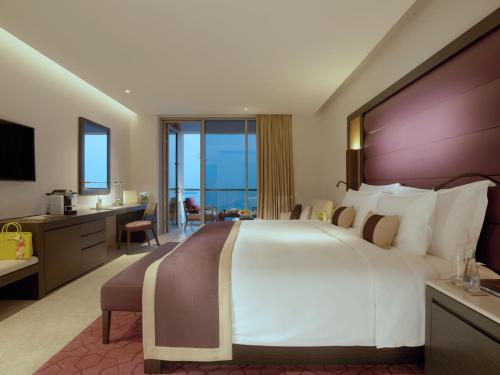 Postel nebo postele na pokoji v ubytování Kempinski Hotel Muscat