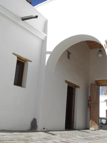 an entrance to a white building with an archway at Hosteria Villa Cardon in Cachí