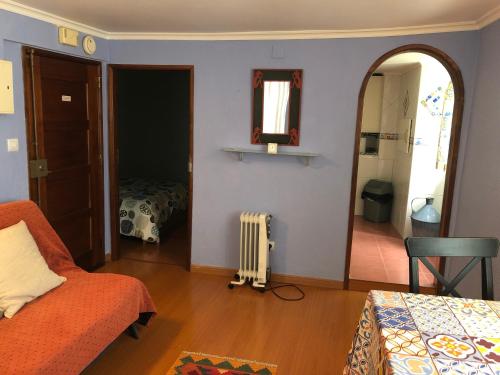ein Wohnzimmer mit einem Sofa und einem Spiegel in der Unterkunft Heart of Alfama in Lissabon