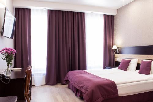 Een bed of bedden in een kamer bij Dynasty Hotel