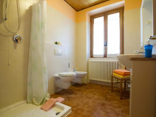 a bathroom with a toilet and a shower and a sink at Guest House Il Nido dello Svasso -Foresteria Lombarda- in Sorico