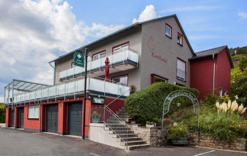 Gallery image of Hotel-Restaurant-Weingut Kapellenhof in Klotten