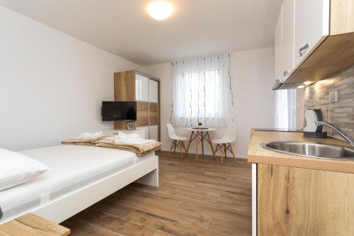 Kuchyň nebo kuchyňský kout v ubytování Apartments Mateo