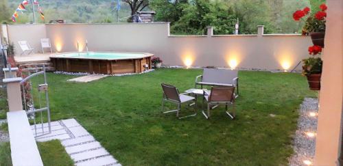 a backyard with a pool and a table and chairs at B&B da Morena in Gorfigliano