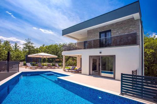 Villa Zora -luxurious villa with heated pool, sauna, 4 bedrooms, 10 persons max