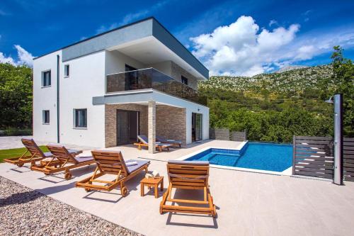 Villa Zora -luxurious villa with heated pool, sauna, 4 bedrooms, 10 persons max