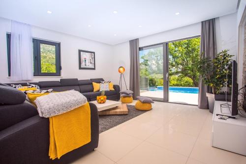 Villa Zora -luxurious villa with heated pool, sauna, 4 bedrooms, 10 persons max