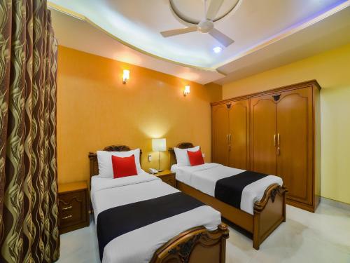 a hotel room with two beds and a ceiling at The Avenue Orlim in Cavelossim