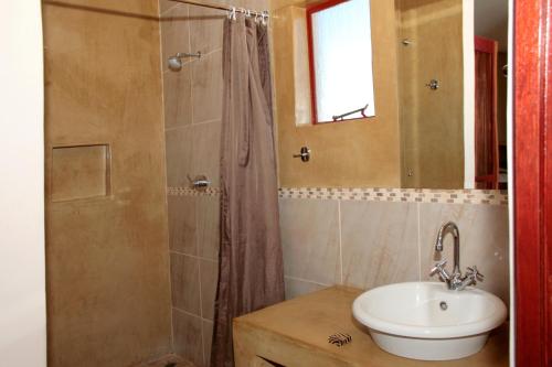 Kylpyhuone majoituspaikassa Cest Si Bon Hotel