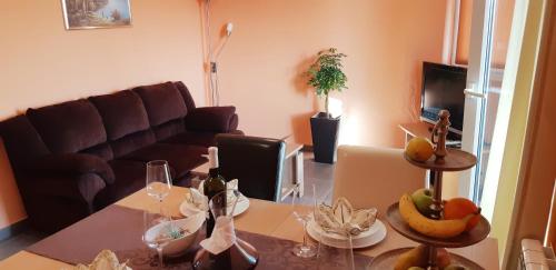 Televízia a/alebo spoločenská miestnosť v ubytovaní Apartmani Lili