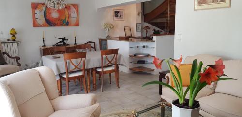 une cuisine et un salon avec une table et des chaises dans l'établissement BIDACHUNA, à Saint-Pée-sur-Nivelle