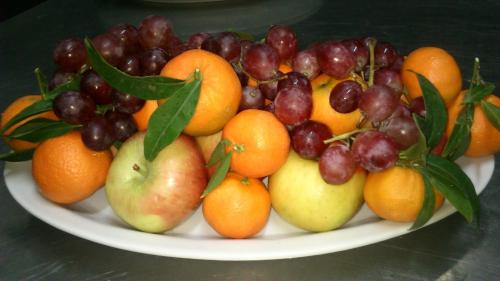 een bord vol fruit op een tafel bij Agriturismo Acampora in Cerchiara di Calabria