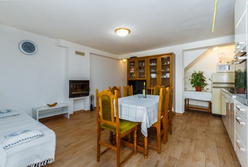 uma cozinha e sala de jantar com mesa e cadeiras em Casa Sofia em Vrsar