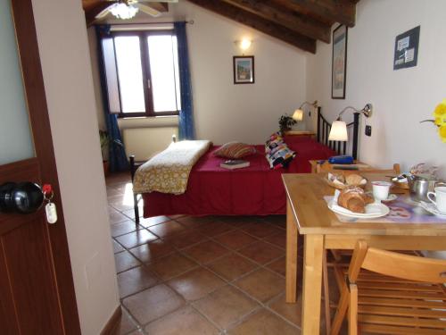 a living room with a bed and a table with a table sidx sidx at Puesta De Sol in Tramonti