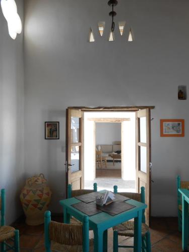 a dining room with a blue table and a door at Hosteria Villa Cardon in Cachí