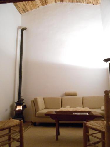 a living room with a couch and a table at Hosteria Villa Cardon in Cachí