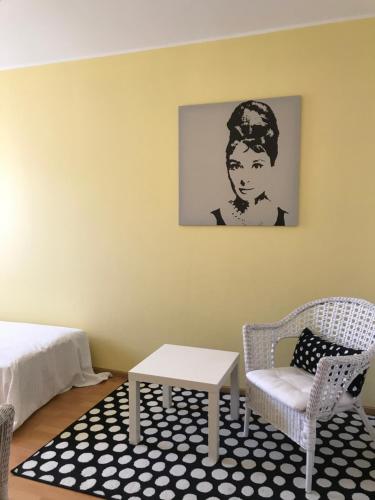 um quarto com uma cama, uma mesa e uma cadeira em Sopot Apartment em Sopot