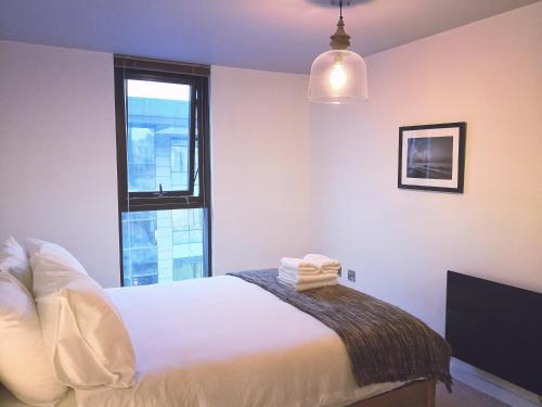 เตียงในห้องที่ Homely Serviced Apartments - Blonk St