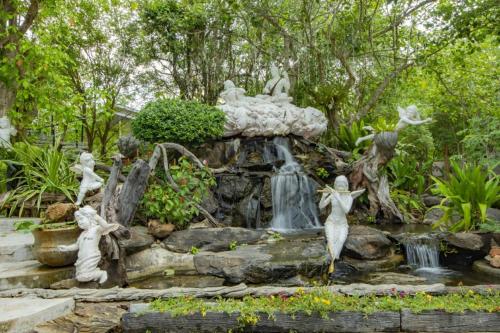 Zahrada ubytování Nana Resort Kaeng Krachan