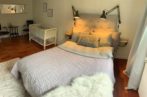 een slaapkamer met een bed met kussens erop bij Villa Toften in Skanderborg